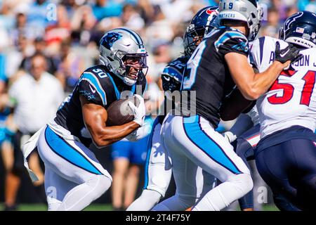 Charlotte, NC, USA. 29 ottobre 2023. Il running back dei Carolina Panthers Chuba Hubbard (30) corre contro gli Houston Texans nella partita NFL a Charlotte, NC. (Scott Kinser/Cal Sport Media). Credito: csm/Alamy Live News Foto Stock