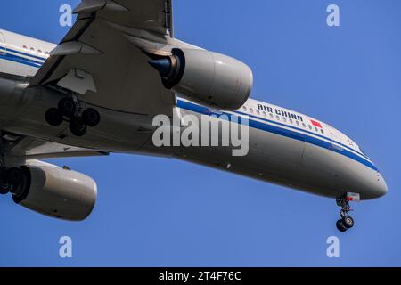 Air China Airbus A350-900 in una giornata di sole atterrando all'aeroporto Changi di Singapore Foto Stock