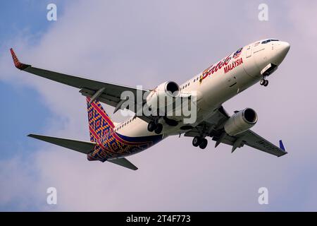 Batik Air Malaysia Boeing 737-800 in una giornata di sole atterrando all'aeroporto Changi di Singapore Foto Stock