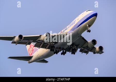 Boeing 747-400F China Airlines in un giorno di sole atterrando all'aeroporto Changi di Singapore Foto Stock