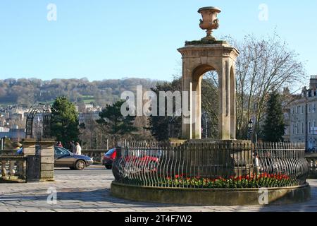 Bath, Inghilterra - 03 febbraio 2007: La fontana di acqua minerale di fronte ai Parade Gardens. Foto Stock