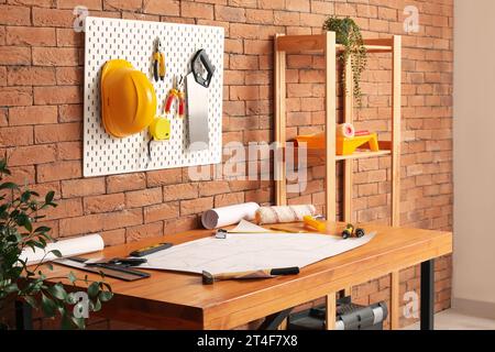 Pegboard con attrezzi da costruzione in officina Foto Stock