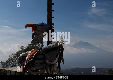 Atlixco, Messico. 20 ottobre 2023. 20 ottobre 2023 ad Atlixco, Messico: Una Catrina monumentale che è stata installata come parte della celebrazione del giorno dei morti, è vista nella piazza principale del comune di Atlixco. Il 20 ottobre 2023 ad Atlixco, Messico. (Foto di Carlos Santiago/Eyepix Group/Sipa USA) credito: SIPA USA/Alamy Live News Foto Stock