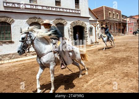 GRAN CANARIA, SPAGNA - 1 agosto 2023: Sioux City è una città di cowboy ricreata con spettacoli e popolare tra i turisti Foto Stock