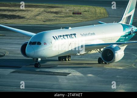 Rullaggio aereo all'aeroporto internazionale Pearson di Toronto, Canada. Foto Stock