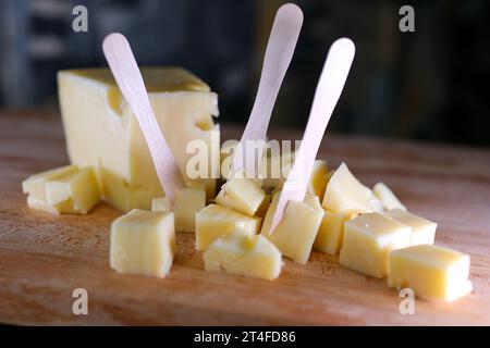 molti piccoli pezzi di formaggio stagionato e l'ardesia di legno nel caseificio Foto Stock