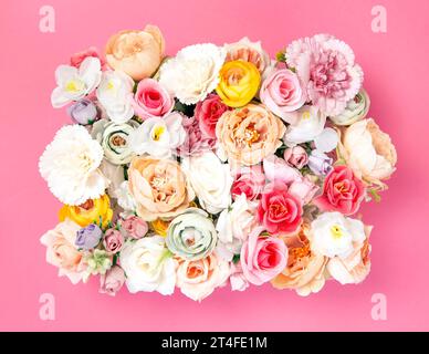 Composizione dei fiori su sfondo rosa Foto Stock