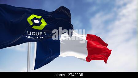Parigi, FR, 15 ottobre 2023: La Ligue 1 e la bandiera nazionale della Francia sventolano insieme. Lega professionistica francese per club di calcio maschile. Illustrativo e Foto Stock