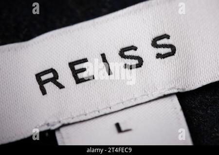Primo piano di un logo Reiss ricamato come si vede su un'etichetta. Foto Stock