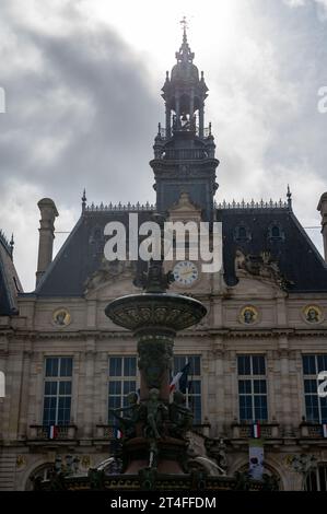 Viste delle strade e delle case della città di Limoges, del dipartimento di Haute-Vienne, della Francia con la famosa industria della porcellana e della pelle, della fontana del municipio clos Up Foto Stock