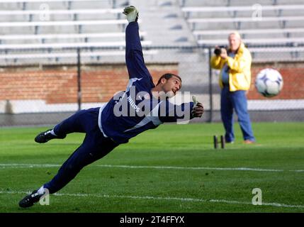 Il portiere DEGLI STATI UNITI Tim Howard pratica il campo della legione Birmingham prima della partita usa contro Ecuador 3/9/02 Foto Stock