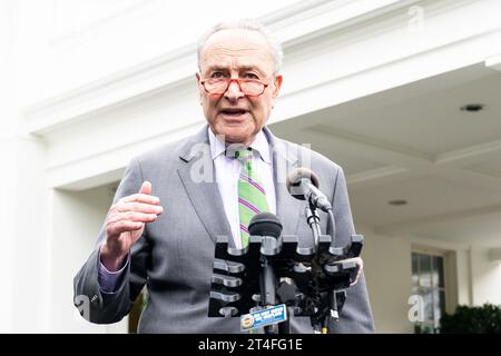 Washington, Stati Uniti. 30 ottobre 2023. Il leader della maggioranza del Senato Chuck Schumer (D-NY) parla con i giornalisti alla Casa Bianca di Washington, DC. (Foto di Michael Brochstein/Sipa USA) credito: SIPA USA/Alamy Live News Foto Stock