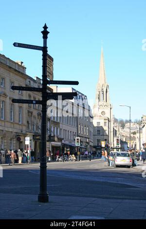 Bath, Inghilterra - 03 febbraio 2007: La chiesa di San Michele si trova tra Broad Street e Walcot Street, entrambe confluite in Northgate Street. Foto Stock