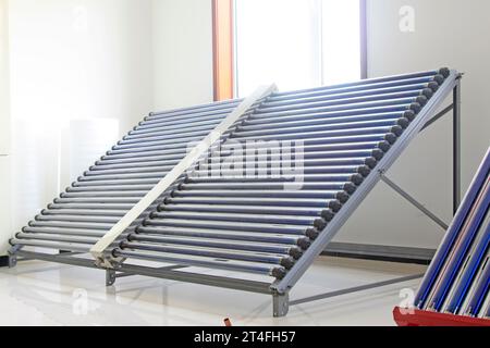 primo piano degli scaldacqua solari Foto Stock