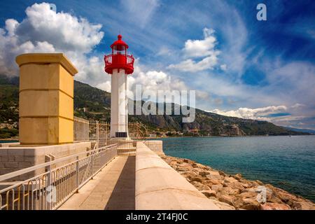 Faro nel porto vecchio di Mentone, Costa Azzurra, Francia Foto Stock
