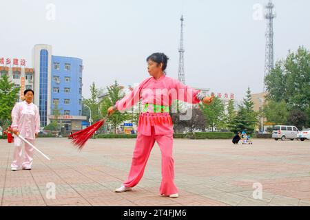 CONTEA DI LUANNAN - 20 SETTEMBRE: Esibizione di Old Woman Fencing in una piazza il 20 settembre 2014, contea di Luannan, provincia di Hebei, Cina Foto Stock