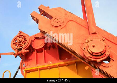 Albero motore e biella dell'unità di pompaggio traversa, primo piano della foto Foto Stock