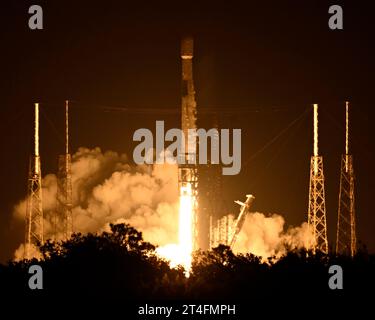 Cape Canaveral, Florida, USA. 30 ottobre 2023. Un razzo SpaceX Falcon 9 lancia satelliti Starlink nella missione "6-25" alle 19:20 dal Launch Complex 40 alla Cape Canaveral Space Force Station, Florida, lunedì 30 ottobre 2023. Foto di Joe Marino/UPI Credit: UPI/Alamy Live News Credit: UPI/Alamy Live News Foto Stock