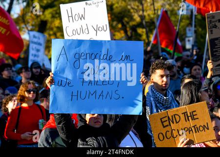 A Montreal, in Canada, una moltitudine di manifestanti uniti in solidarietà con i palestinesi, chiedendo con fervore un cessate il fuoco urgente a Gaza, 28 ottobre 2023 Foto Stock