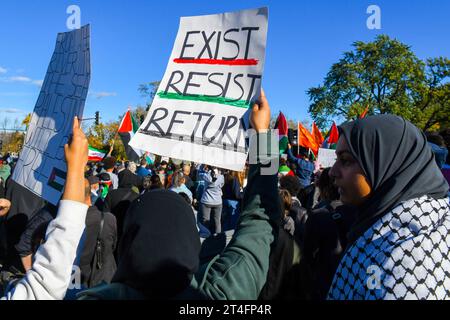 A Montreal, in Canada, una moltitudine di manifestanti uniti in solidarietà con i palestinesi, chiedendo con fervore un cessate il fuoco urgente a Gaza, 28 ottobre 2023 Foto Stock