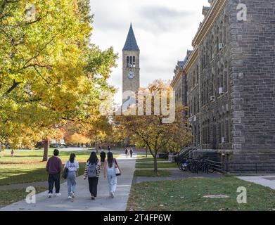 Ithaca, New York, 25 ottobre 2022: Students Walking on Cornell University Campus with McGraw Clock Tower in background. Foto Stock