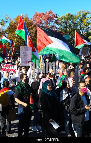 A Montreal, in Canada, una moltitudine di manifestanti uniti in solidarietà con i palestinesi, chiedendo con fervore un cessate il fuoco urgente a Gaza, 28 ottobre 2023 Foto Stock