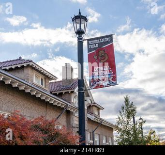 Ithaca, New York, 25 ottobre 2022: Banner Cornell Football fuori Schoellkoph Field nel campus della Cornell University Foto Stock