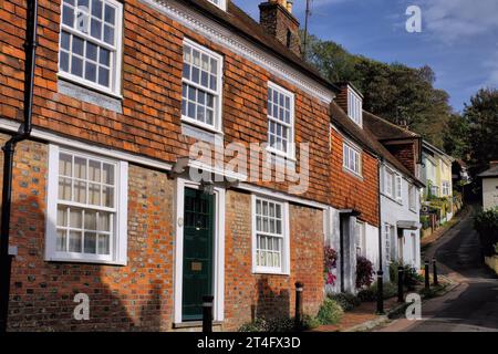 Lewes: Case d'epoca storiche lungo Chapel Hill Street subito dopo l'alba a Lewes, East Sussex, Inghilterra, Regno Unito Foto Stock