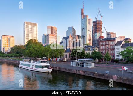 Una vista pittoresca della città e dell'argine lungo il meno la mattina presto. Francoforte sul meno. Germania. Foto Stock