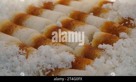 Il Putu cake è un cibo tradizionale indonesiano a base di farina di riso, zucchero di canna e teste grattugiate, quindi messo in bambù e cotto al vapore fino a cottura Foto Stock