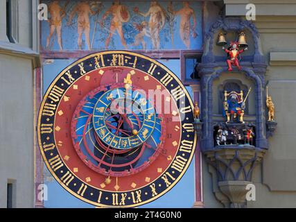 Orologio astronomico sulla torre medievale dell'orologio Zytglogge in via Kramgasse nel centro storico di Berna, Svizzera Foto Stock