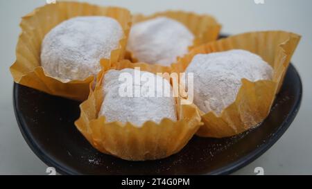 il moci o mochi è un alimento a base di farina di riso appiccicosa a forma rotonda e ripieno di noci lavorate Foto Stock