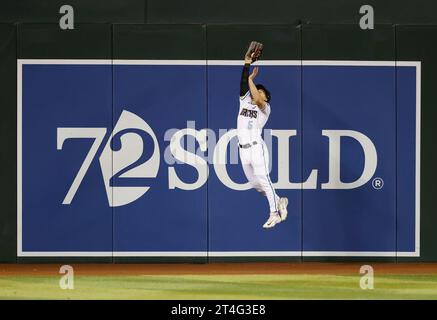 Phoenix, Stati Uniti. 30 ottobre 2023. Il centrocampista degli Arizona Diamondbacks Alek Thomas salta per prendere un lungo viaggio dai Texas Rangers Mitch Garver nel nono inning nella terza gara delle World Series 2023 al Chase Field, a Phoenix, Arizona, lunedì 30 ottobre 2023. Foto di John Angelillo/UPI Credit: UPI/Alamy Live News Foto Stock