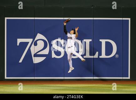 Phoenix, Stati Uniti. 30 ottobre 2023. Il centrocampista degli Arizona Diamondbacks Alek Thomas salta per prendere un lungo viaggio dai Texas Rangers Mitch Garver nel nono inning nella terza gara delle World Series 2023 al Chase Field, a Phoenix, Arizona, lunedì 30 ottobre 2023. Foto di John Angelillo/UPI Credit: UPI/Alamy Live News Foto Stock