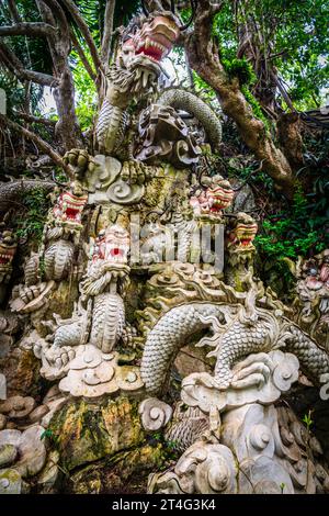 Scultura del drago sulla montagna di marmo in Vietnam Foto Stock