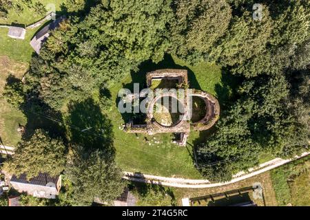 vista aerea sul tempio abbandonato o sulla chiesa cattolica senza tetto in campagna Foto Stock