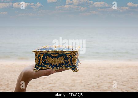 uno scrigno di tesori su uno sfondo marino di una donna Foto Stock