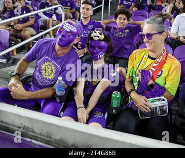 Orlando, Florida, USA. 30 ottobre 2023. I tifosi di Orlando City posano per una foto prima della partita Orlando City vs Nashville SC Audi 2023 MLS Cup Playoffs Round One all'Exploria Stadium di Orlando, Florida, il 30 ottobre 2023. (Immagine di credito: © Cory Knowlton/ZUMA Press Wire) SOLO USO EDITORIALE! Non per USO commerciale! Crediti: ZUMA Press, Inc./Alamy Live News Foto Stock