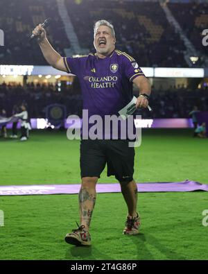 Orlando, Florida, USA. 30 ottobre 2023. JOEY FATONE di N'Sync parla prima dell'Orlando City vs Nashville SC Audi 2023 MLS Cup Playoffs Round One match all'Exploria Stadium di Orlando, Florida, il 30 ottobre 2023. (Immagine di credito: © Cory Knowlton/ZUMA Press Wire) SOLO USO EDITORIALE! Non per USO commerciale! Crediti: ZUMA Press, Inc./Alamy Live News Foto Stock