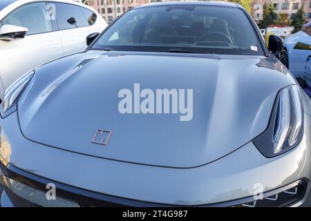 Almaty, Kazakistan - 18 agosto 2023: Emblema Zeekr sul cofano del modello 001. Auto elettrica Foto Stock