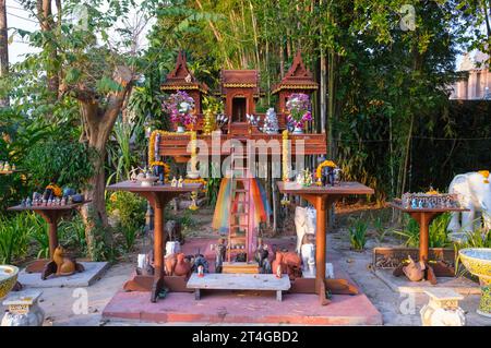 Thailandia: Una casa di spirito elaborata nel giardino di una grande casa privata vicino al fiume Ping, Chiang mai. Molti thailandesi credono che ogni casa dovrebbe avere una propria casa di spirito che provveda al benessere dello spirito della località (chao thii). Questi possono essere ovunque nel giardino (anche, nelle grandi città, sul tetto), con l'importante condizione che l'ombra dell'abitazione umana non dovrebbe mai cadere sulla casa dello spirito, la casa del vero e originale proprietario della terra, i chao thii. Foto Stock