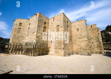 Vista della parte esterna posteriore del palazzo con varie tavolette di pietra scritte. Presso il complesso del Palazzo degli Shirvanshah nella parte della città Vecchia di Bak Foto Stock