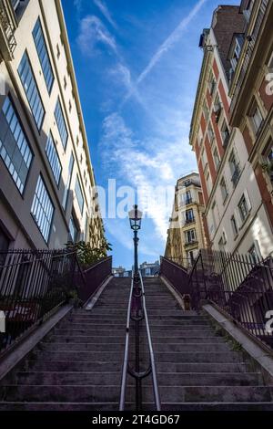 Parigi, romantica scalinata a Montmartre, edifici tipici e pavimento luminoso Foto Stock
