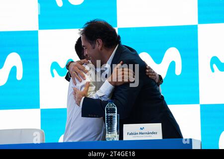 Bogotà, Colombia. 30 ottobre 2023. Fabian Hernandez CEO di Movistar Colombia abbraccia il ciclista Nairo Quintana durante una conferenza stampa che annuncia il suo ritorno al team Movistar Cycling, a Bogotà, Colombia, il 30 ottobre 2023. Foto di: Chepa Beltran/Long Visual Press Credit: Long Visual Press/Alamy Live News Foto Stock