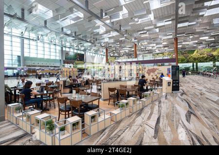 O' Coffee Club presso il Terminal 3 dell'aeroporto di Changi. I visitatori possono rilassarsi al bar per una tazza di caffè o un pasto prima di volare verso la destinazione successiva. Foto Stock