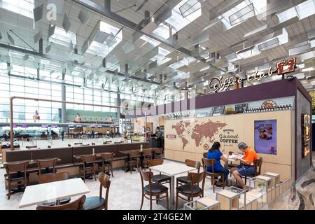 Il design del Coffee club Cafe al Terminal 3 dell'Aeroporto Changi consente ai visitatori di rilassarsi e rilassarsi prima della partenza. Foto Stock