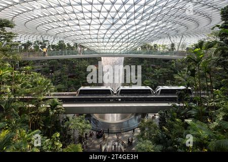 Viaggio in Sky Train all'interno dell'aeroporto Jewel Changi per i passeggeri per godersi la lussureggiante vista degli interni e la cascata al coperto più alta del mondo, Singapore. Foto Stock