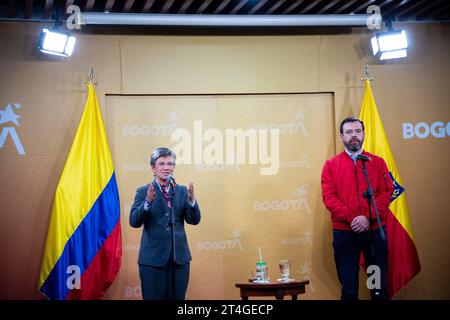 Bogotà, Colombia. 30 ottobre 2023. Il sindaco di Bogotà Claudia Lopez (L) e il sindaco eletto Carlos Fernando Galan (R) durante una conferenza stampa dopo un incontro tra il sindaco di Bogotà Claudia Lopez e il sindaco eletto Carlos Fernando Galan, a Bogotà, Colombia, il 30 ottobre 2023. Foto di: Chepa Beltran/Long Visual Press Credit: Long Visual Press/Alamy Live News Foto Stock