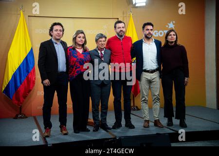 Bogotà, Colombia. 30 ottobre 2023. I membri della transizione delle squadre governative di Claudia Lopez (CL) e Carlos Fernando Galan (CR) durante una conferenza stampa dopo un incontro tra il sindaco di Bogotà Claudia Lopez e il sindaco eletto Carlos Fernando Galan, a Bogotà, Colombia, il 30 ottobre 2023. Foto di: Chepa Beltran/Long Visual Press Credit: Long Visual Press/Alamy Live News Foto Stock