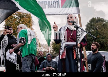 Dublino, Irlanda. 28 ottobre 2023. Il vicepresidente dell'organizzazione no-profit Ireland Palestine Solidarity Campaign, Fatin al Tamimi, si rivolge alla folla durante la manifestazione. Migliaia di persone si sono riunite e hanno marciato per le strade della città di Dublino a sostegno dei palestinesi. I manifestanti chiesero un immediato cessate il fuoco, l'espulsione dell'ambasciatore israeliano a Dublino, il boicottaggio dei prodotti e delle organizzazioni di supporto israeliano e l'azione del governo irlandese. (Foto di Natalia Campos/SOPA Images/Sipa USA) credito: SIPA USA/Alamy Live News Foto Stock